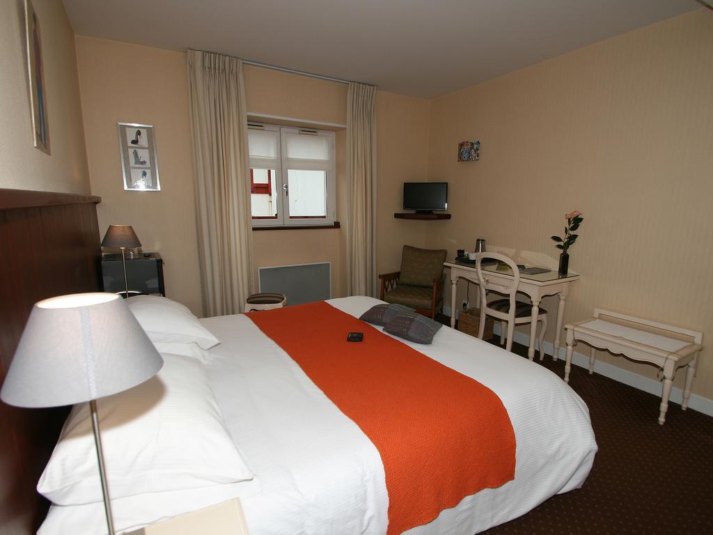 Hotel Les Almadies - Coeur De Ville Saint-Jean-de-Luz Szoba fotó